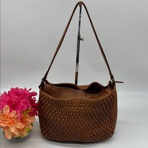 Chic Tan Woven Shoulder Bag